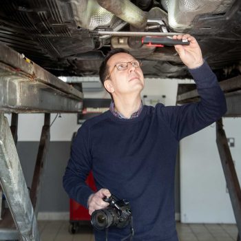 Sichtprüfung Unterboden beim Auto